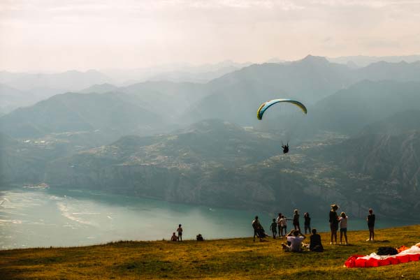 Activité parapente surplombant un lac