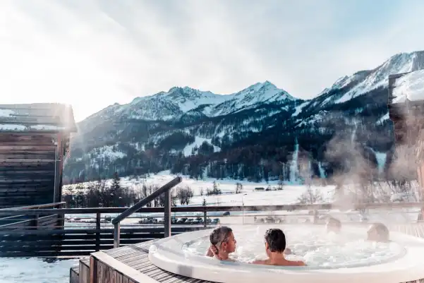 Couple dans jacuzzi aux grands bains de Monetiers