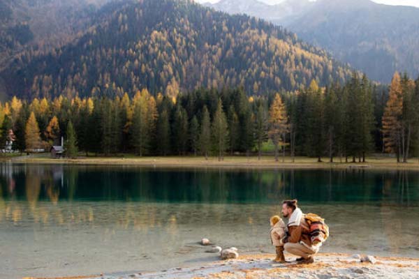 Bébé devant un lac de montagne