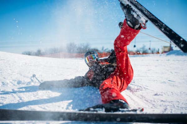 Homme qui fait une chute à ski